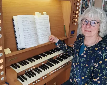 Dorothee Maier-Flaig vor der Orgel