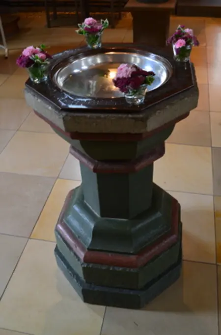 Unser Taufstein / Becken, mit Taufschale