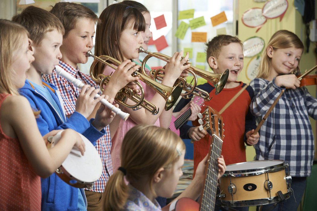 Kinder spielen Instrumente