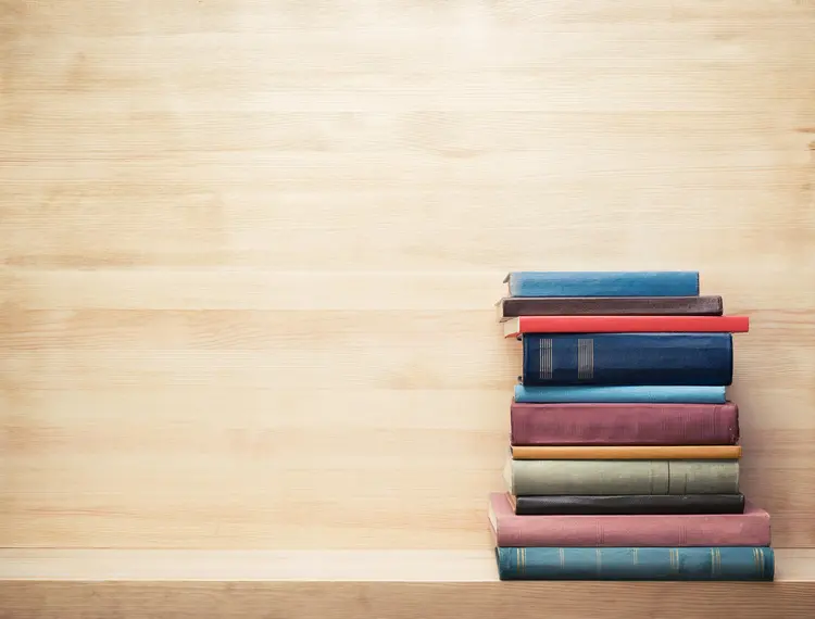 Bücherstapel Bücher werden zu Turm gestapelt